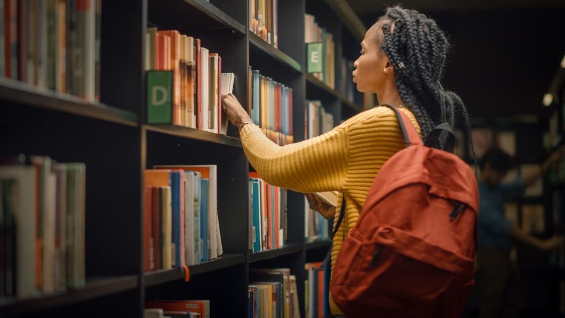 Étudiants travaillant à la bibliothèque